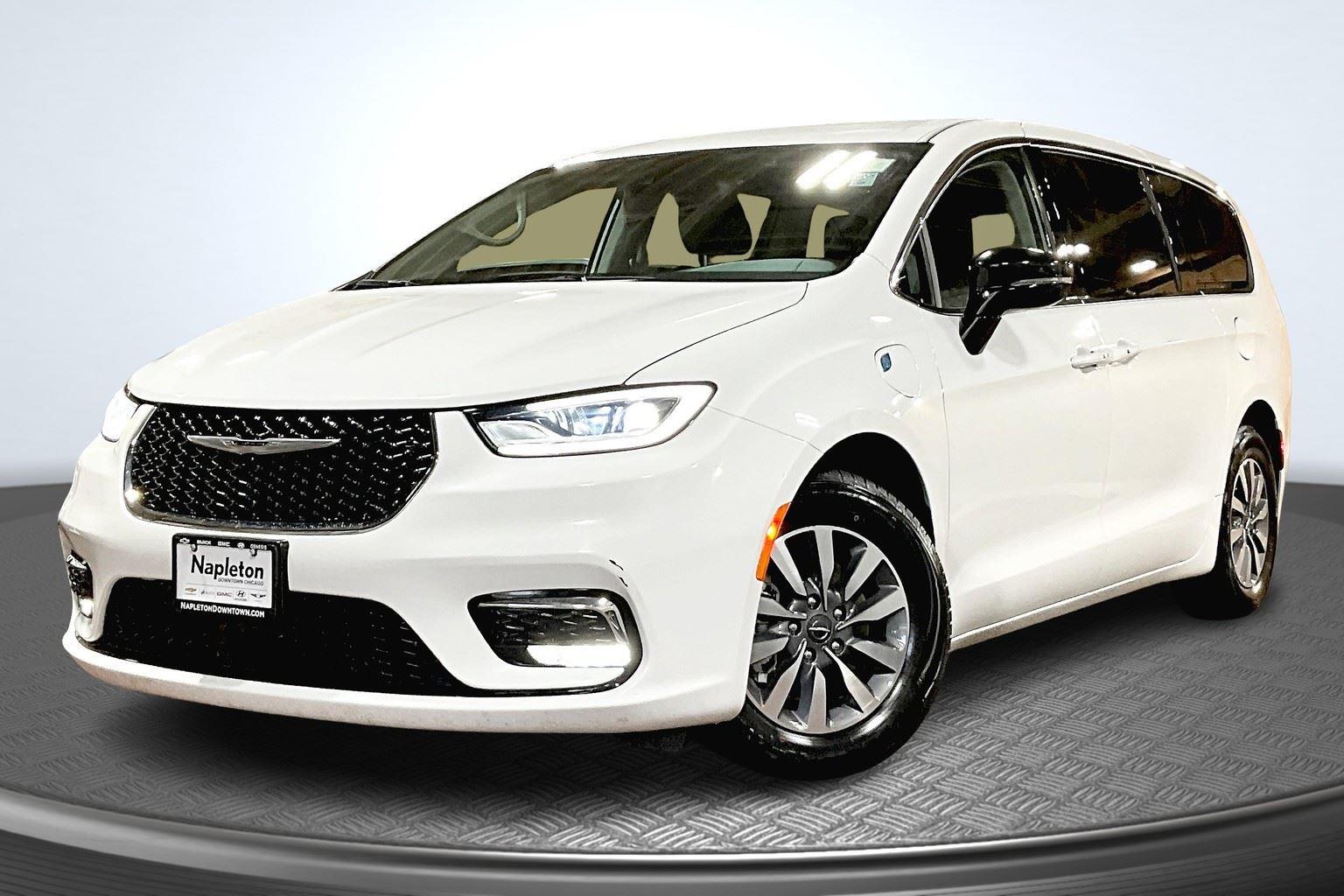 2024 Chrysler Pacifica PHEV Select's photo