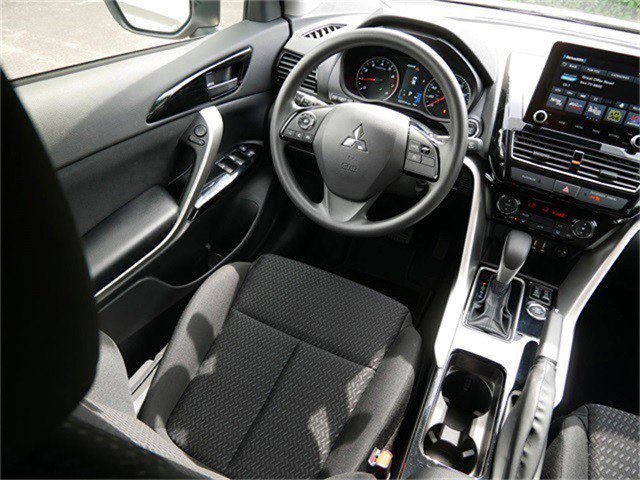 2025 Mitsubishi Eclipse Cross LE photo 8
