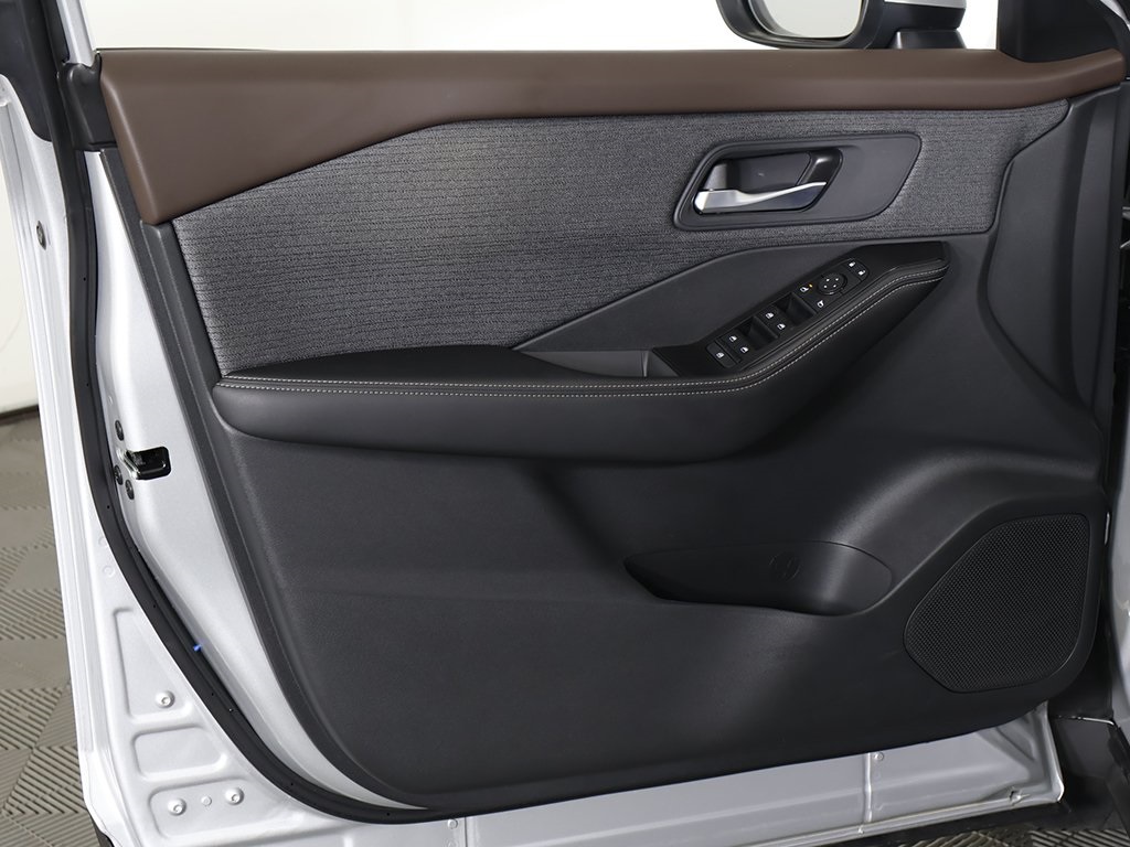 2022 Nissan Rogue SV photo 18