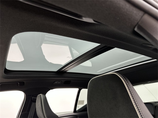 2022 Volvo XC40 R-Design photo 13