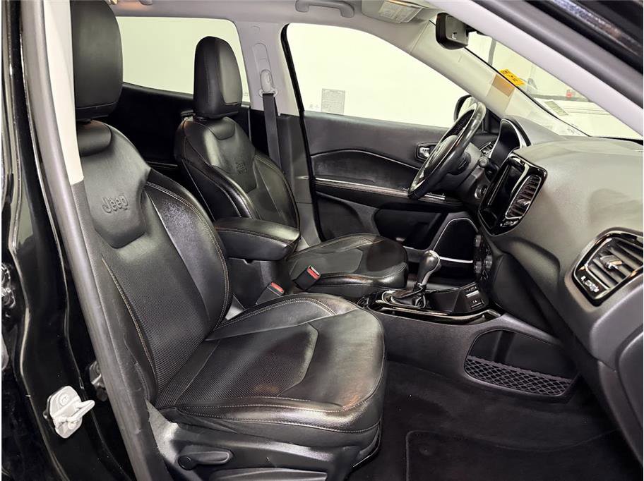 Used 2019 Diamond Black Crystal Pearlcoat Jeep Limited image 28