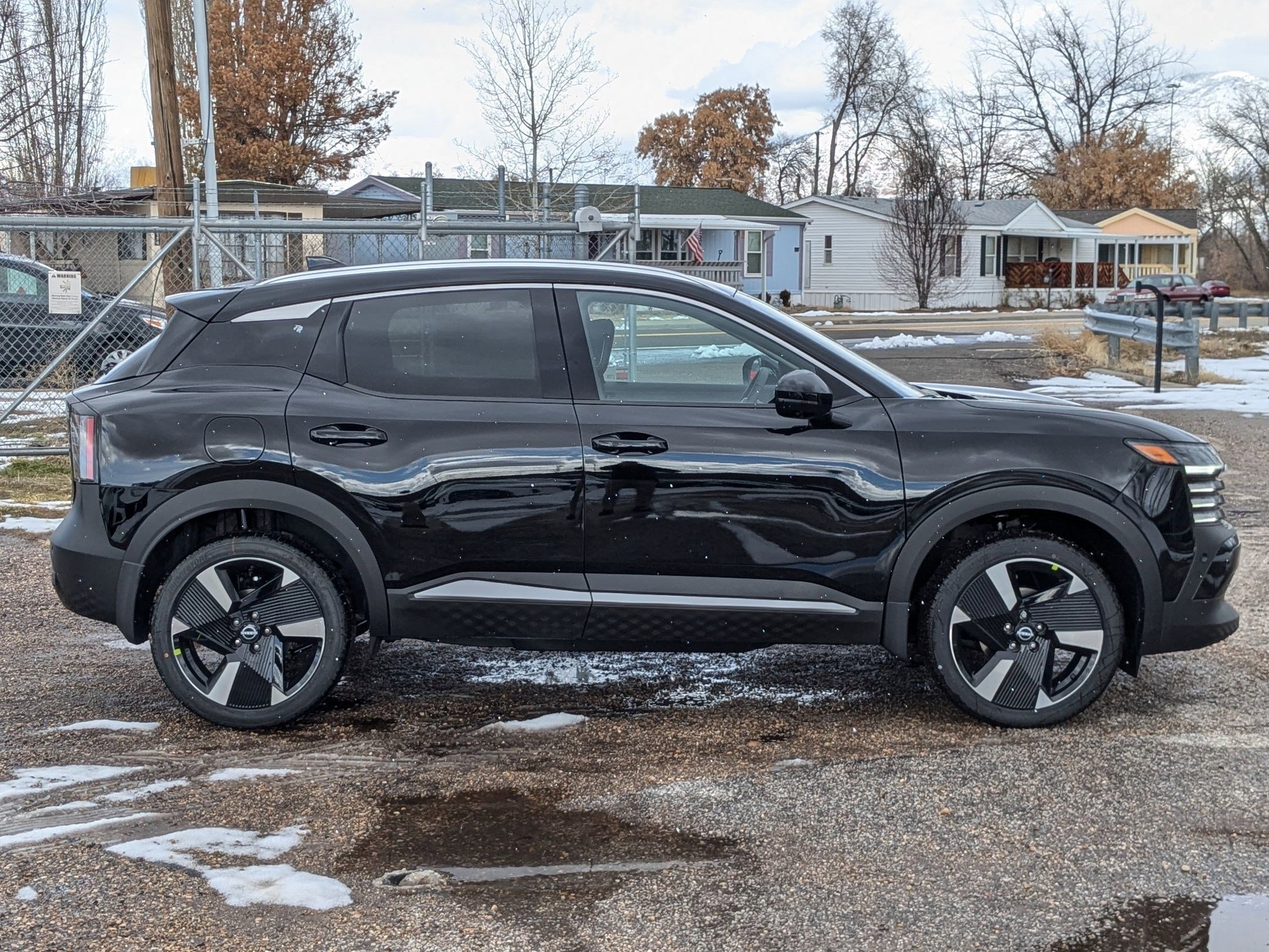 2025 Nissan Kicks SR photo 2