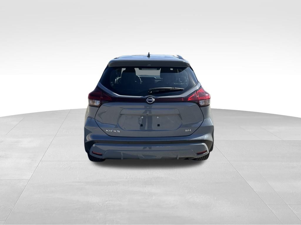 2023 Nissan Kicks SR photo 2