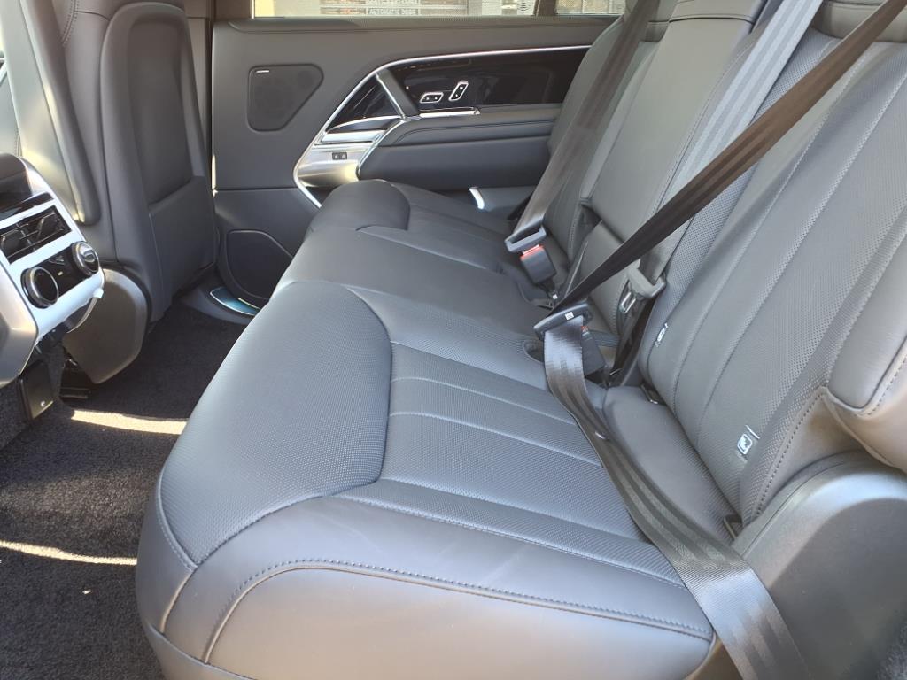 2025 Land Rover Range Rover SE photo 4
