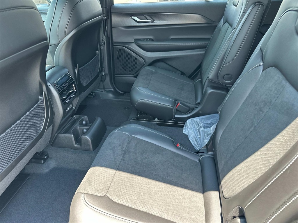 2025 Jeep Grand Cherokee Altitude X photo 13