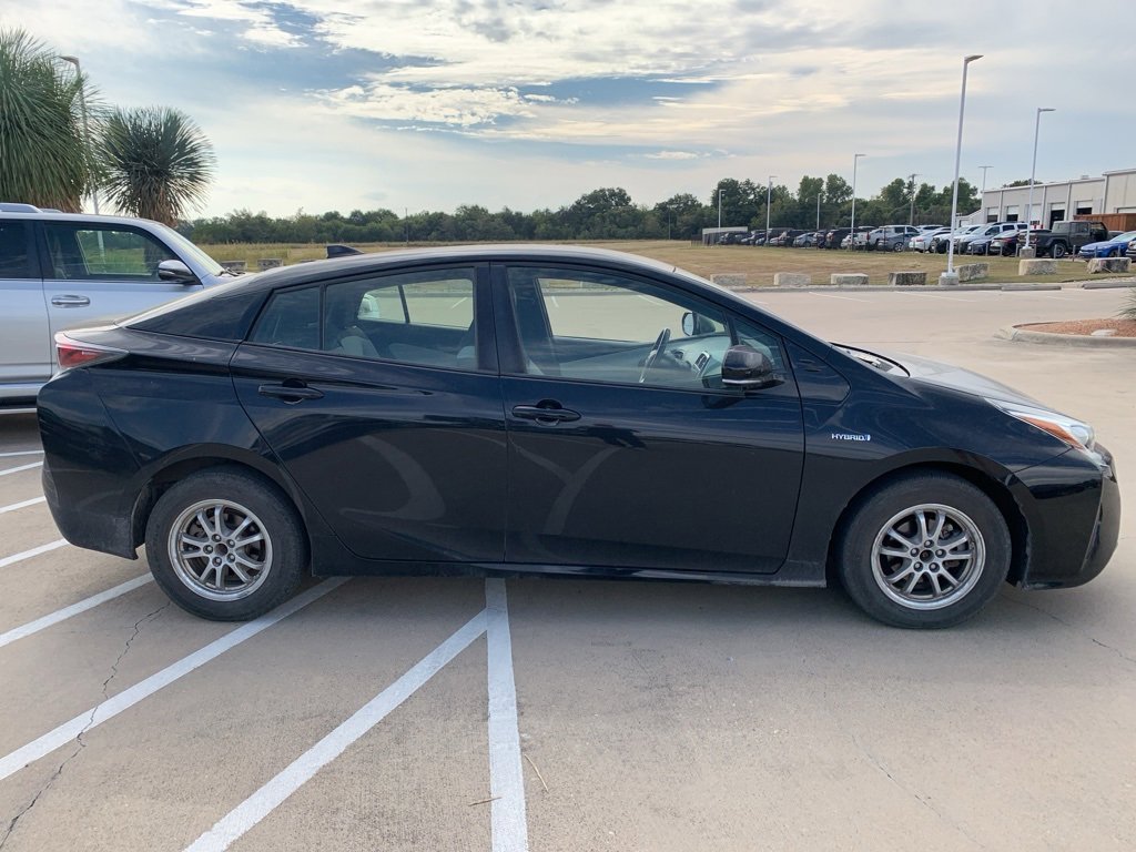 2016 Toyota Prius Three photo 3