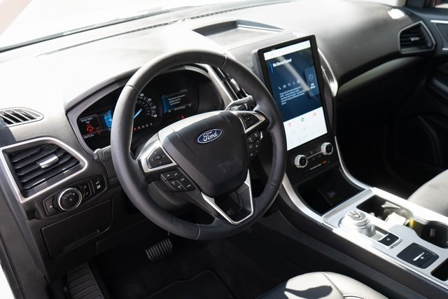 2024 Ford Edge SEL photo 2