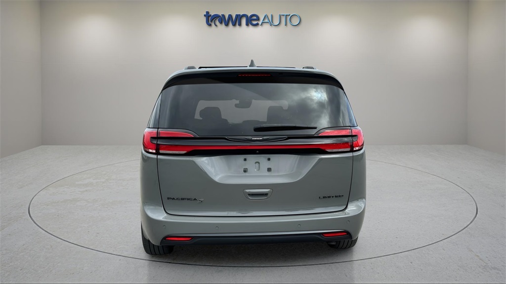 2022 Chrysler Pacifica Limited photo 3