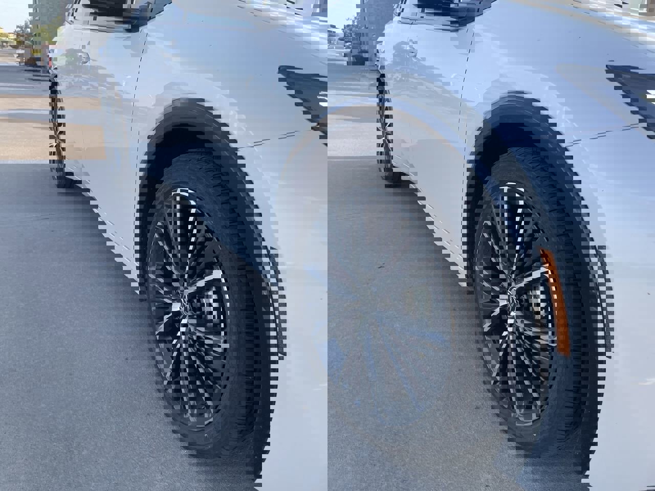 2025 Toyota Prius XLE photo 10