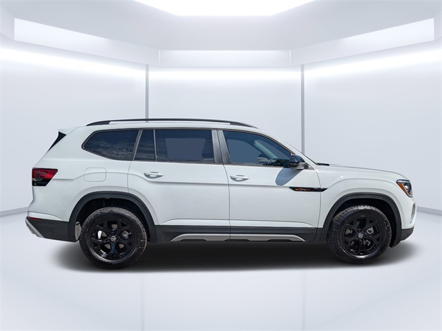 2025 Volkswagen Atlas Peak Edition SE photo 2