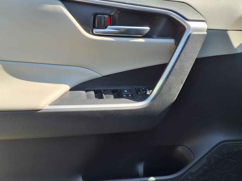 2019 Toyota RAV4 XLE photo 11