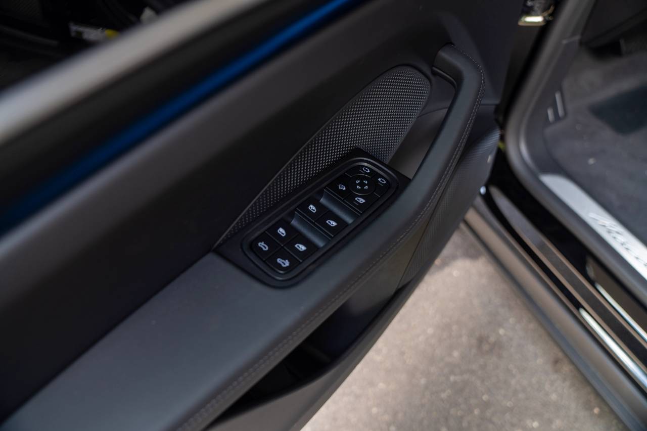 2025 Porsche Macan 4 Electric photo 23