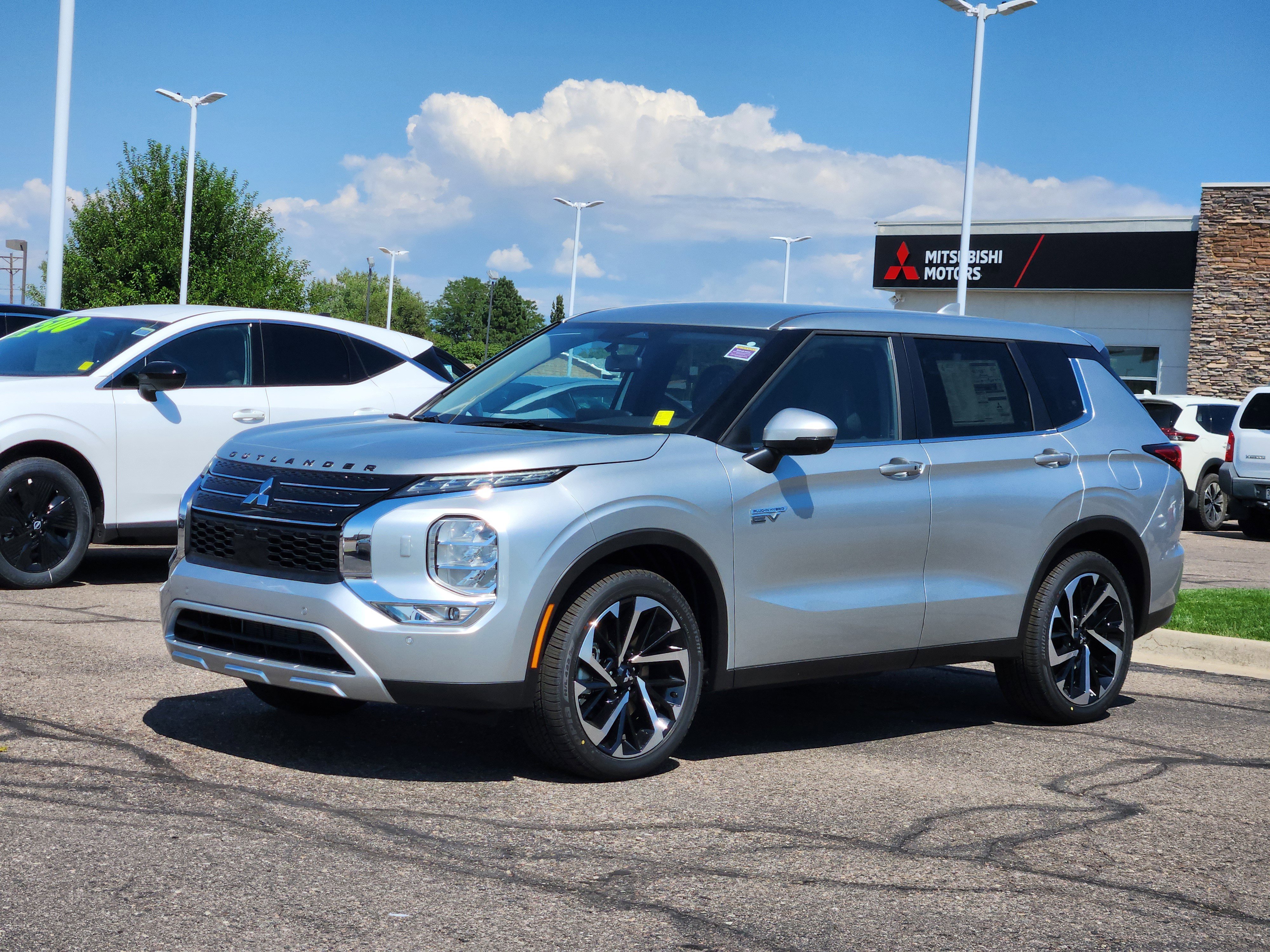 2025 Mitsubishi Outlander Plug-in Hybrid SE's photo