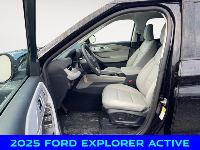 2025 Ford Explorer photo 9