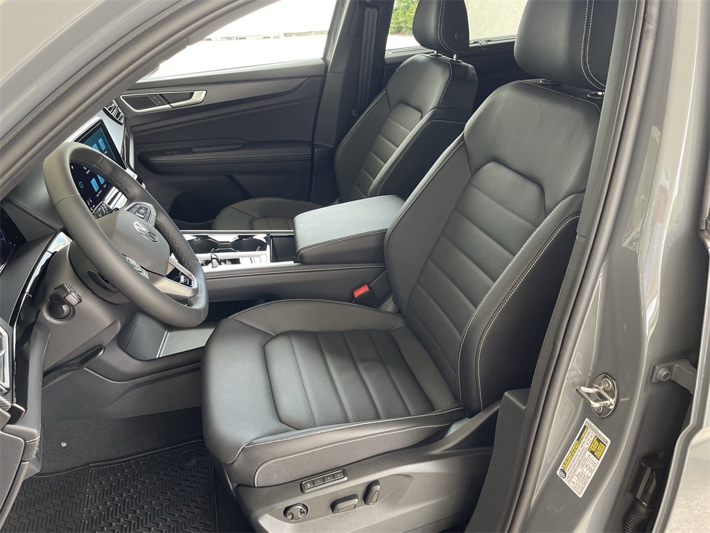 2025 Volkswagen Atlas Cross Sport SEL R-Line photo 9
