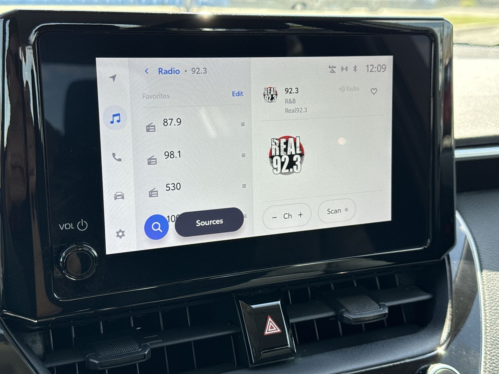 2023 Toyota Corolla LE photo 4