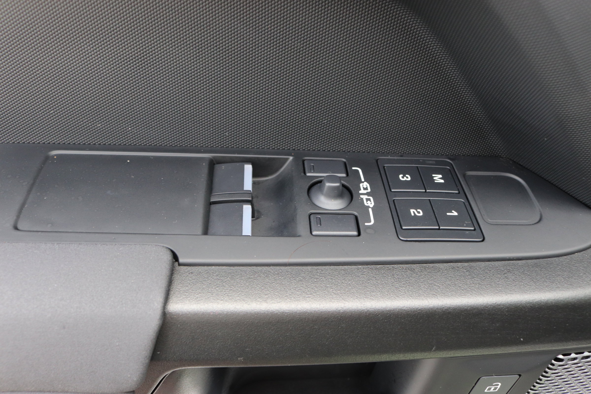2023 Land Rover Defender photo 10