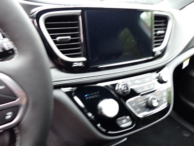 2026 Chrysler Pacifica photo 17