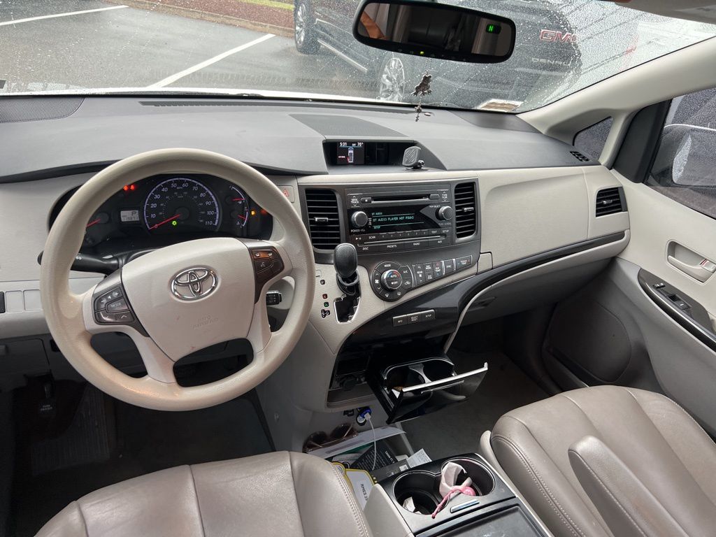 2014 Toyota Sienna LE photo 20
