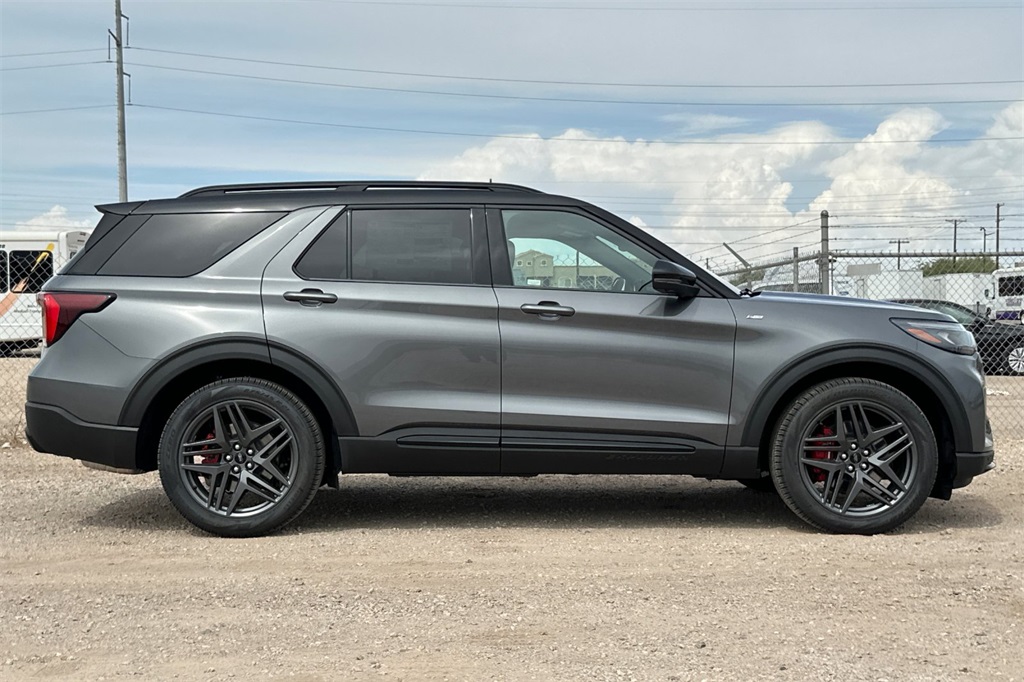 2025 Ford Explorer ST-Line photo 3