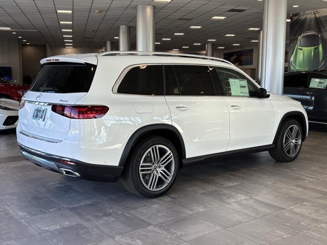 2026 Mercedes Benz GLS 450 4MATIC photo 3