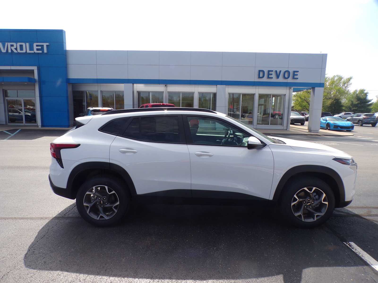 2025 Chevrolet Trax LT photo 2
