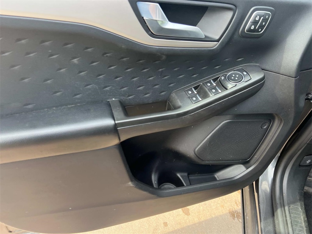2020 Ford Escape SEL photo 10