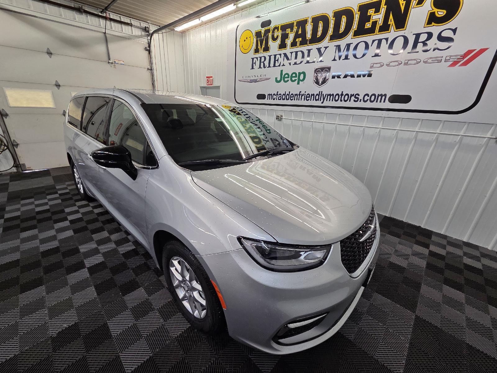 2026 Chrysler Pacifica photo 2
