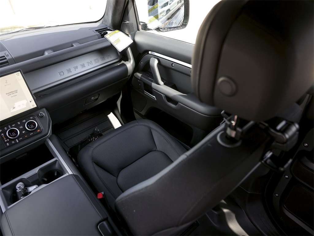2026 Land Rover Defender 110 V8 photo 32