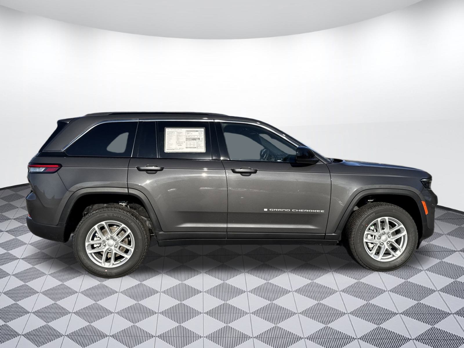 2025 Jeep Grand Cherokee Laredo X photo 2