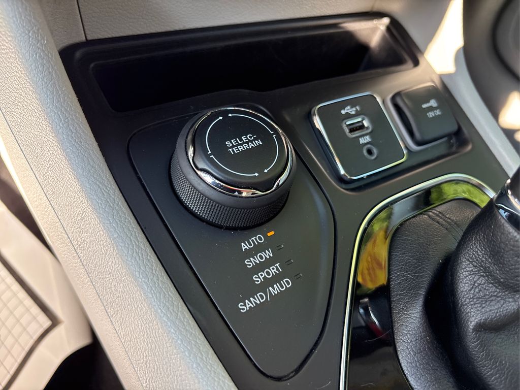 2019 Jeep Cherokee Limited photo 29