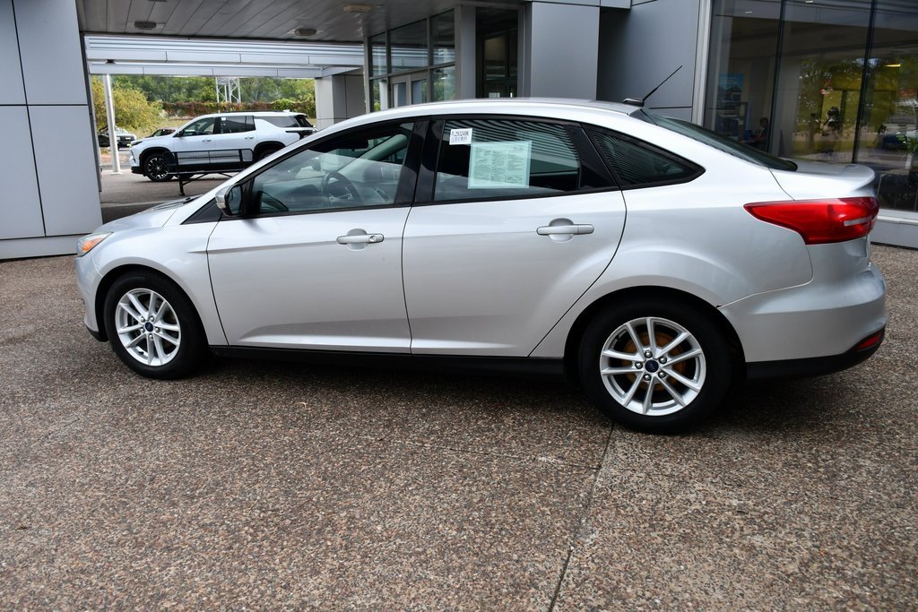 2015 Ford Focus SE photo 2