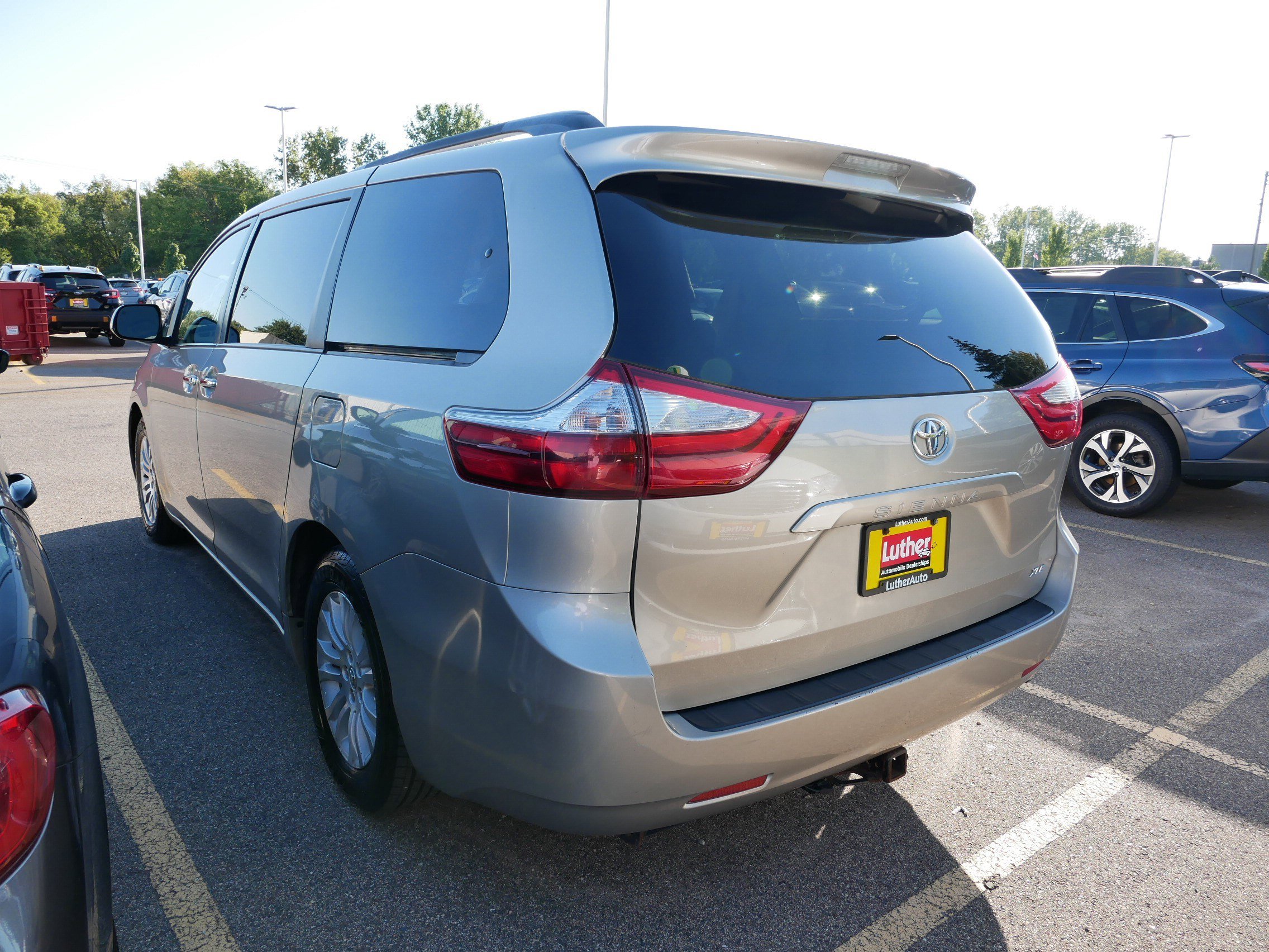 2016 Toyota Sienna XLE photo 2