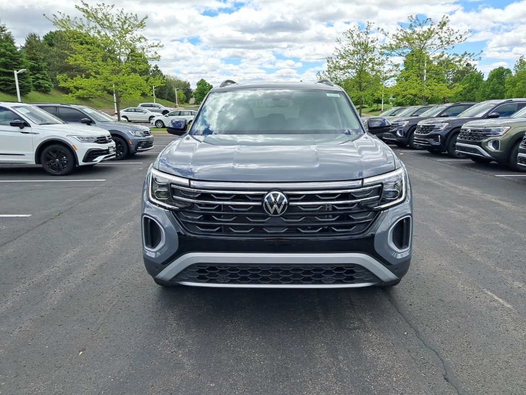 2025 Volkswagen Atlas Peak Edition SE photo 2