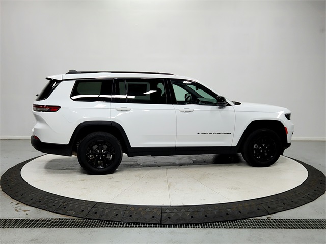 2024 Jeep Grand Cherokee Altitude photo 3