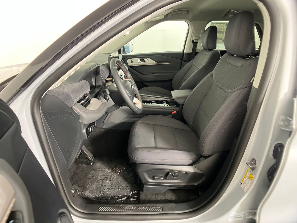 2025 Ford Explorer photo 3