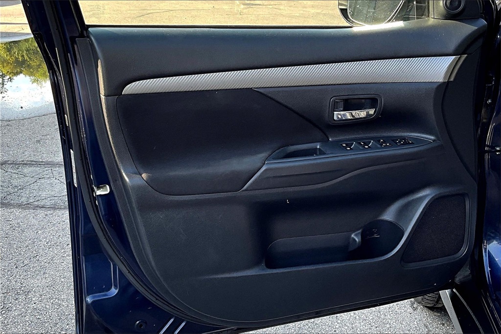2018 Mitsubishi Outlander ES photo 9