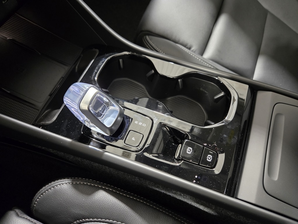 2026 Volvo XC40 Plus photo 16
