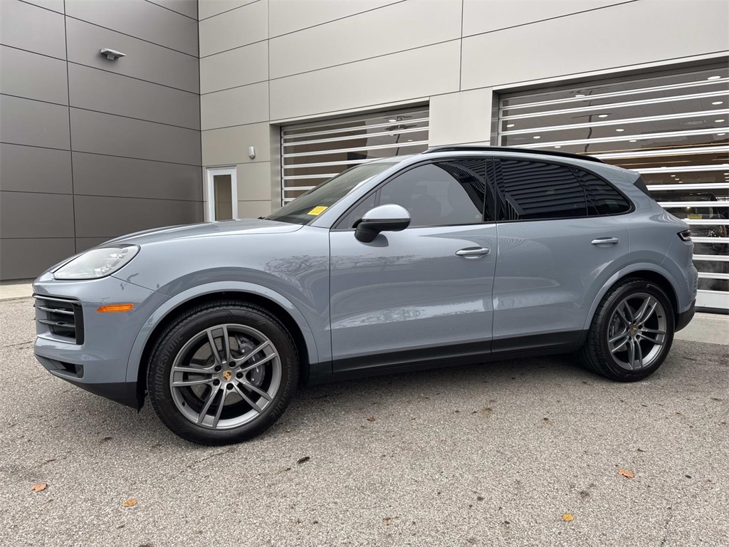 2024 Porsche Cayenne Base photo 2