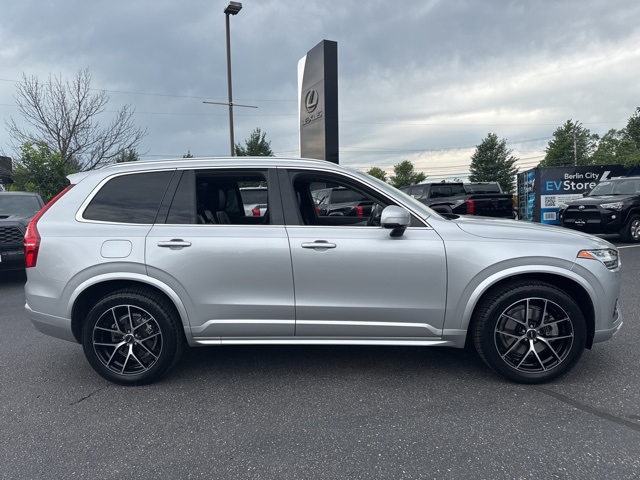 2022 Volvo XC90 T5 Momentum photo 2