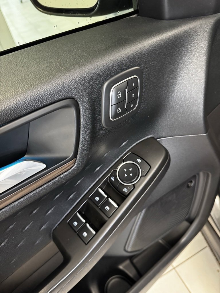 2020 Ford Escape Titanium Hybrid photo 9