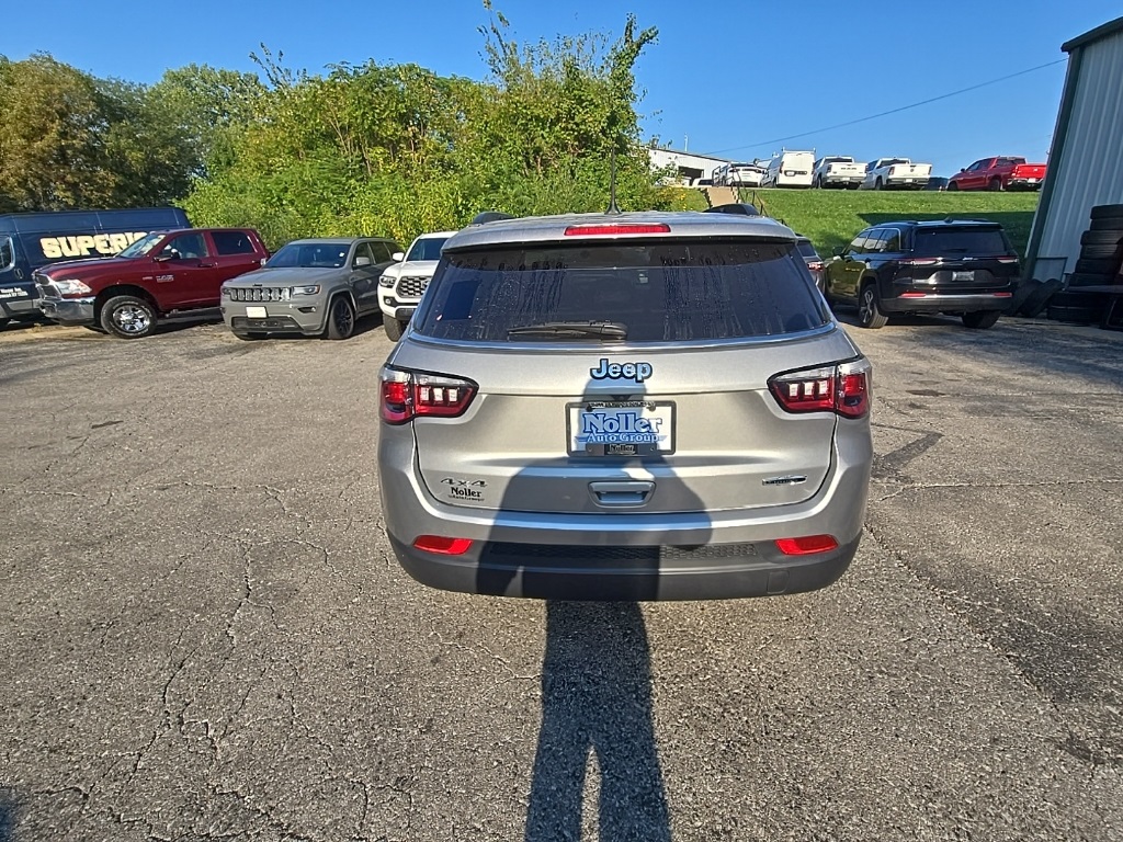 2022 Jeep Compass Latitude Lux photo 6