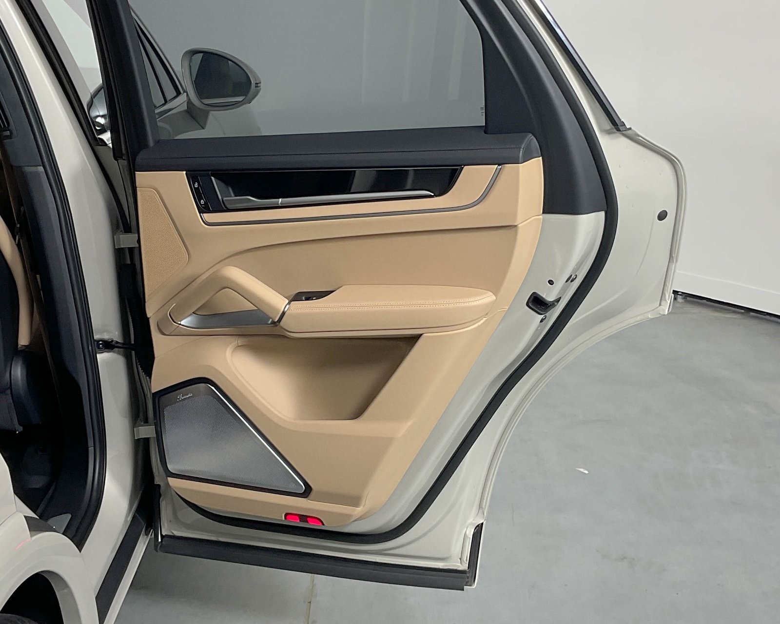 2024 Porsche Cayenne Turbo E-Hybrid photo 24