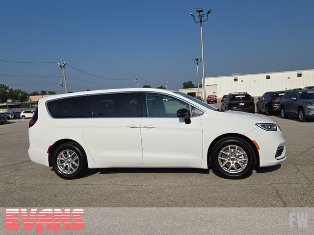 2024 Chrysler Pacifica Touring L photo 2