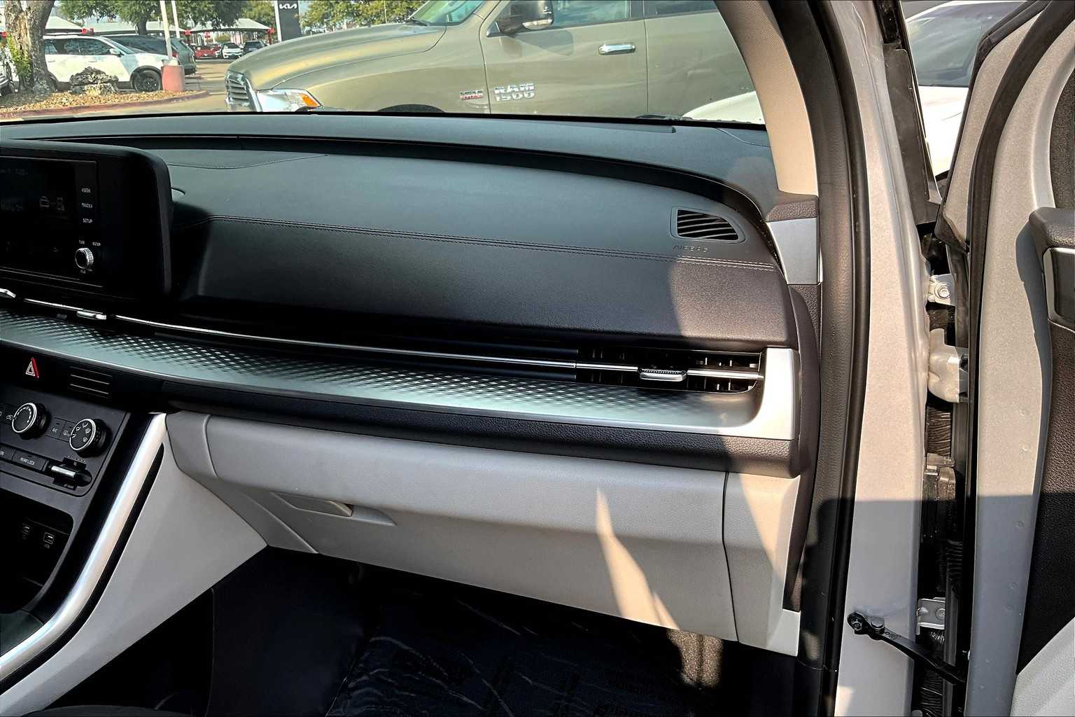 2023 Kia Carnival LX photo 15