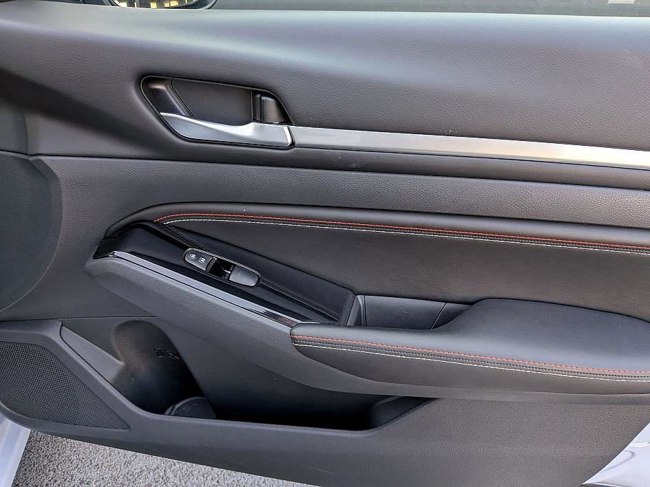 2023 Nissan Altima SR photo 29