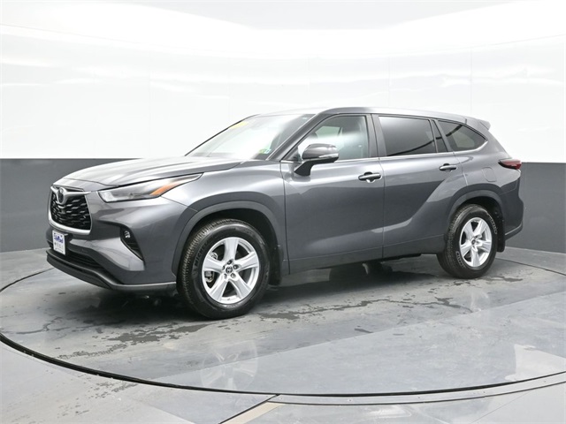 2024 Toyota Highlander LE photo 4