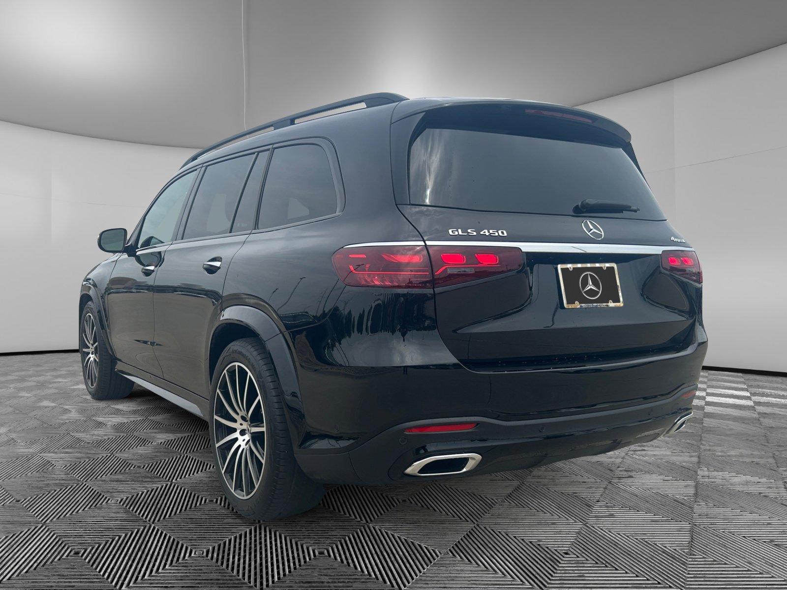 2025 Mercedes Benz GLS 450 4MATIC photo 2