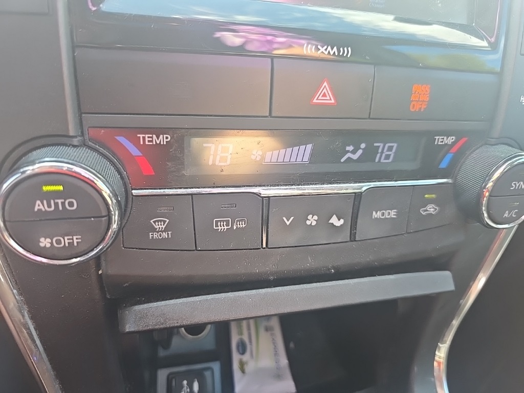2016 Toyota Camry XSE photo 14