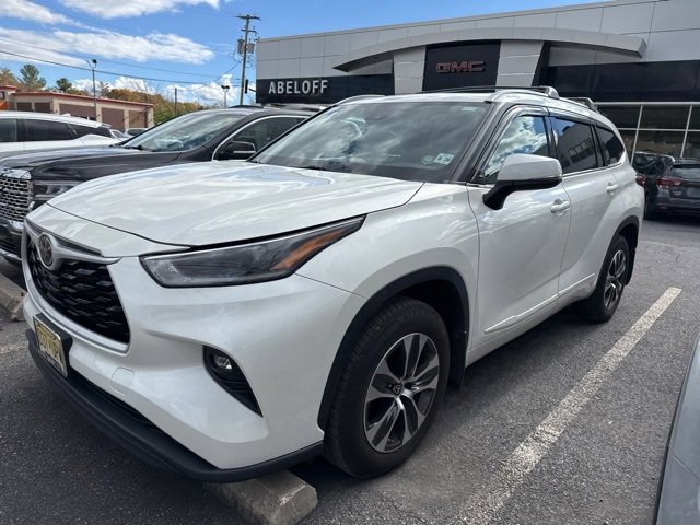 2021 Toyota Highlander XLE photo 2